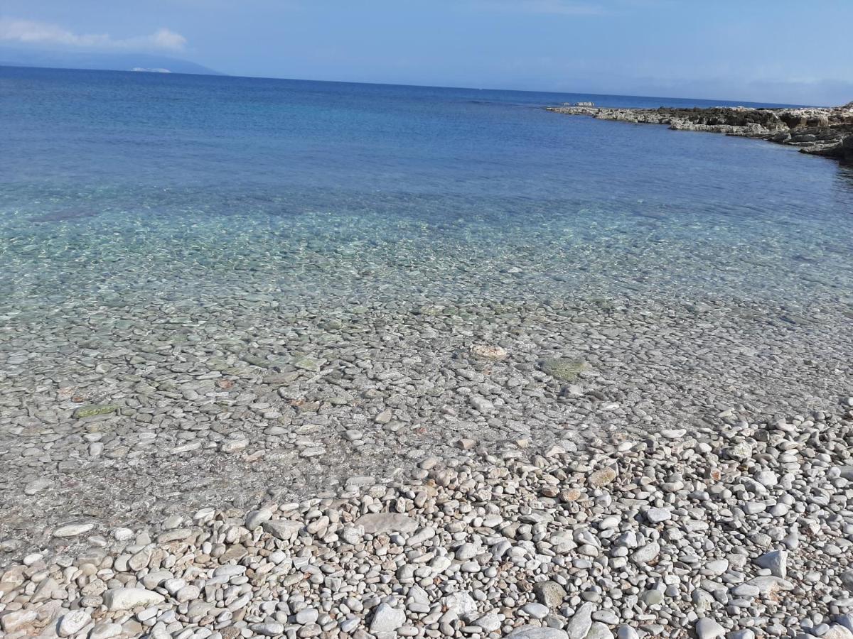 Helles Doppelzimmer mit Bad, Terrasse und Pool, seperater Eingang, Liznjan, Istrien Buitenkant foto
