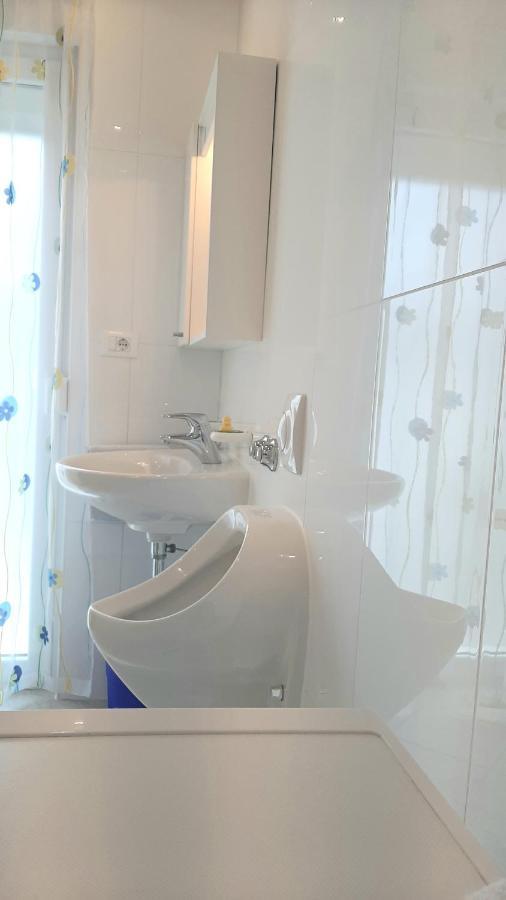 Helles Doppelzimmer mit Bad, Terrasse und Pool, seperater Eingang, Liznjan, Istrien Buitenkant foto