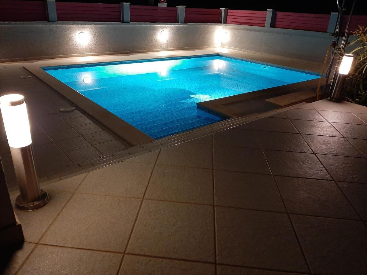 Helles Doppelzimmer mit Bad, Terrasse und Pool, seperater Eingang, Liznjan, Istrien Buitenkant foto