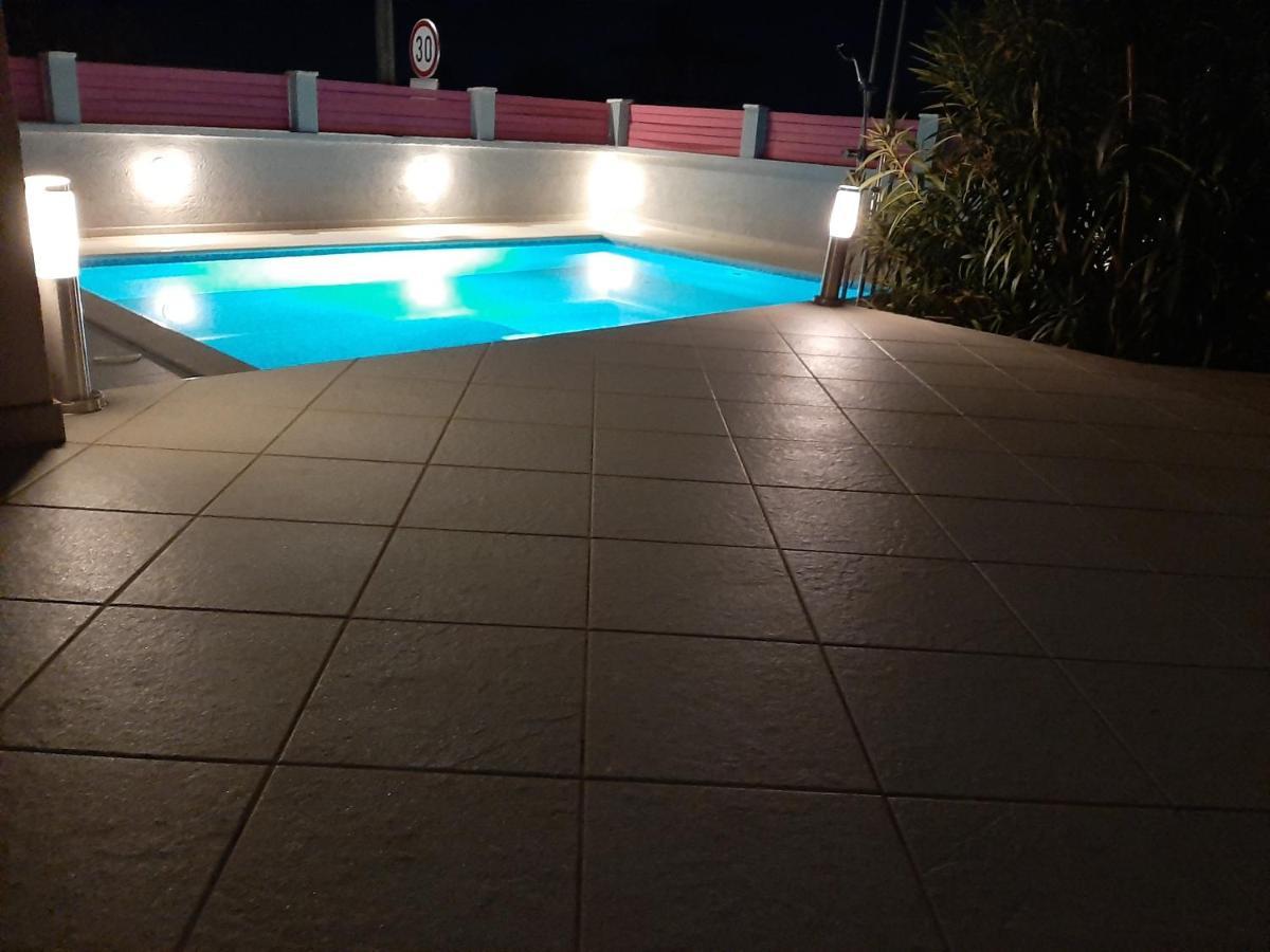 Helles Doppelzimmer mit Bad, Terrasse und Pool, seperater Eingang, Liznjan, Istrien Buitenkant foto