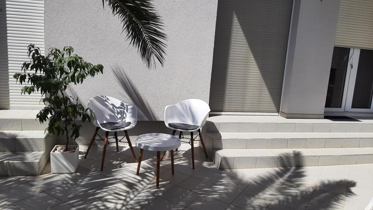 Helles Doppelzimmer mit Bad, Terrasse und Pool, seperater Eingang, Liznjan, Istrien Buitenkant foto