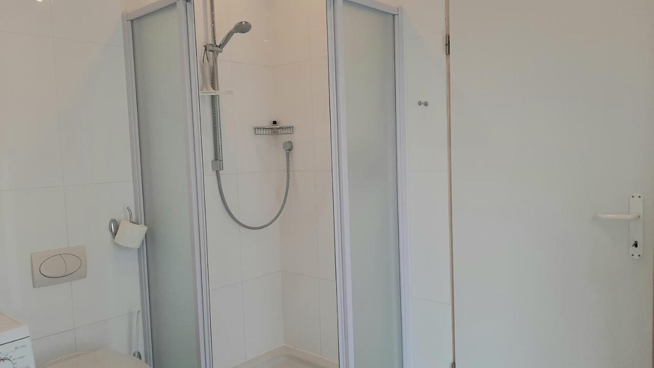 Helles Doppelzimmer mit Bad, Terrasse und Pool, seperater Eingang, Liznjan, Istrien Buitenkant foto