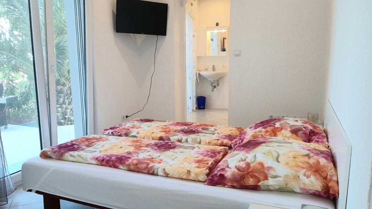 Helles Doppelzimmer mit Bad, Terrasse und Pool, seperater Eingang, Liznjan, Istrien Buitenkant foto