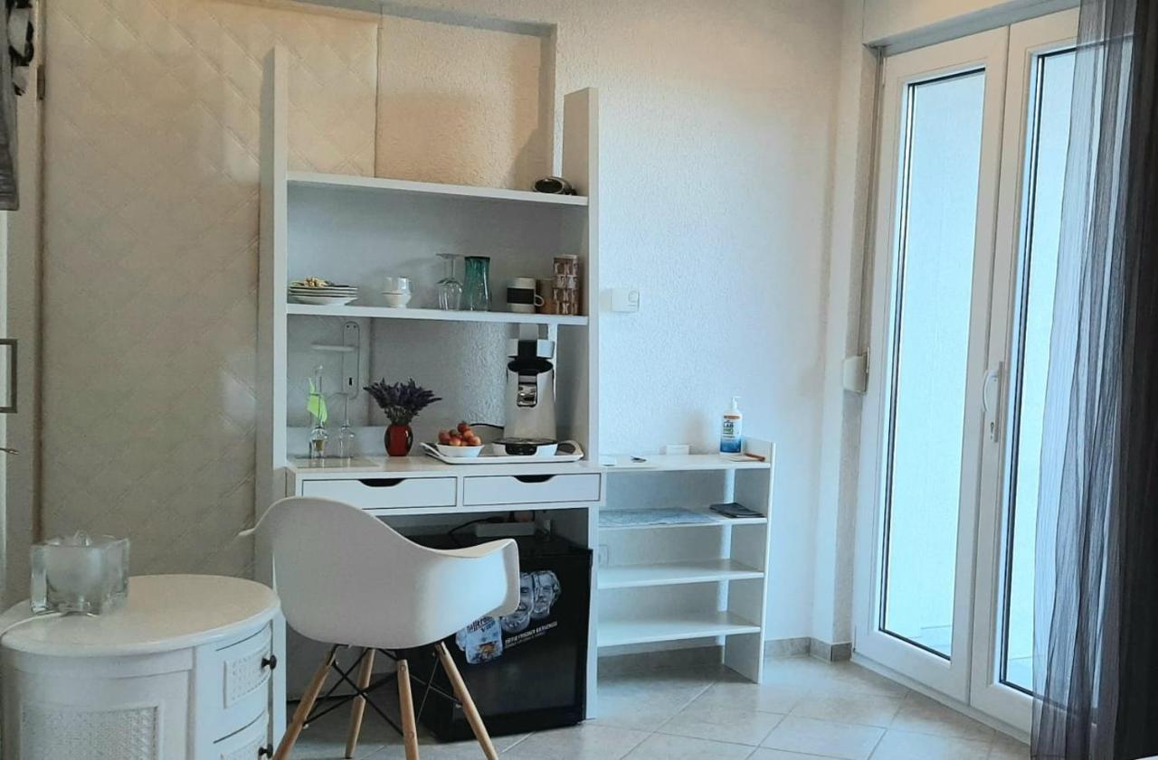Helles Doppelzimmer mit Bad, Terrasse und Pool, seperater Eingang, Liznjan, Istrien Buitenkant foto